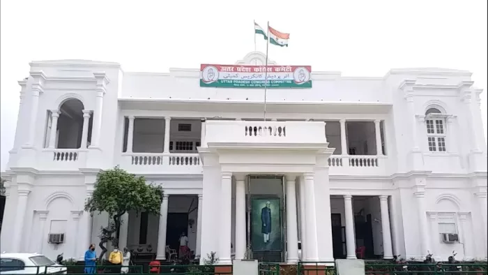 उत्तर प्रदेश कांग्रेस कमेटी मुख्यालय में पार्टी कार्यकर्ताओं के बीच जमकर मारपीट, धक्का-मुक्की और जूतम-पैजार, वरिष्ठ नेताओं का हस्तक्षेप और जांच कमेटी