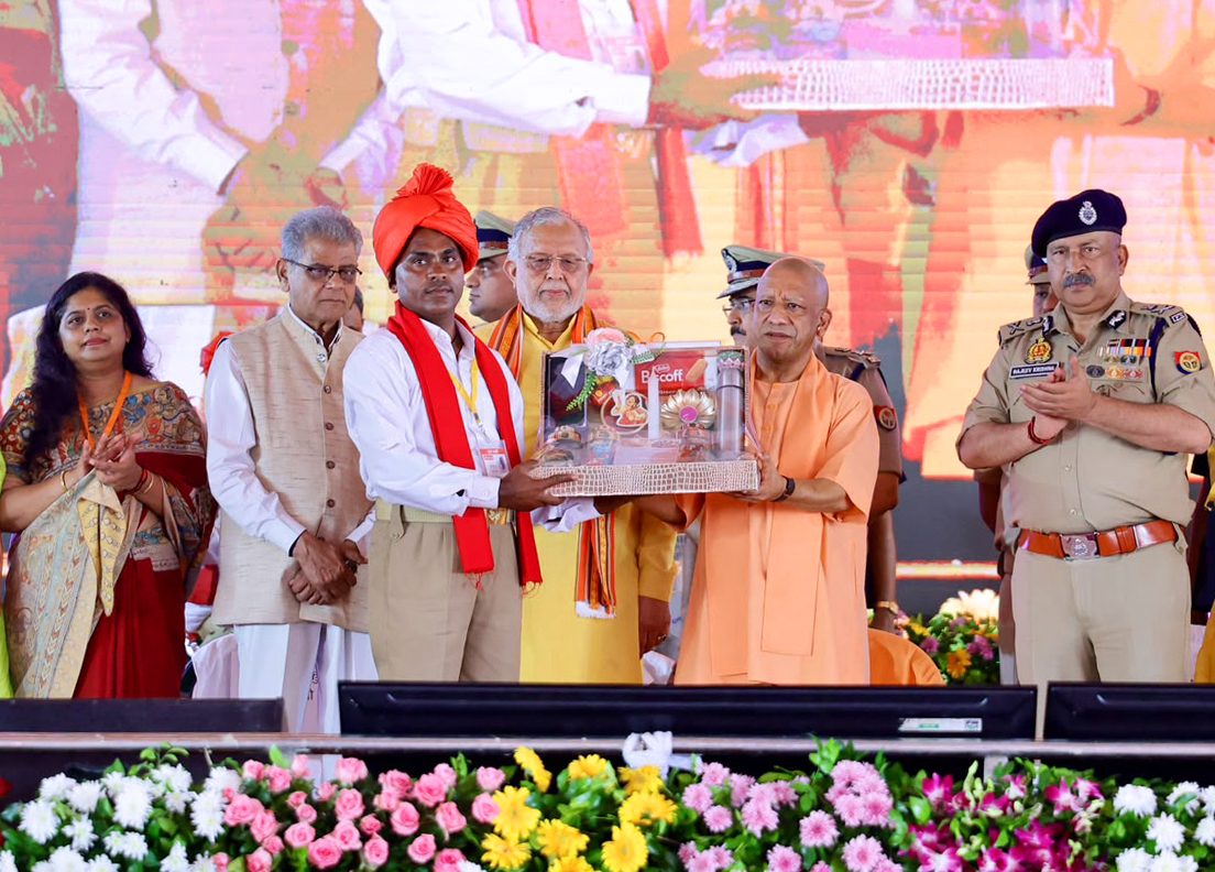 योगी सरकार की 68,000 ग्राम प्रहरियों को बड़ी सौगात: मानदेय बढ़ा, मिला ₹5 लाख का बीमा कवच, थानेदार हर हफ्ते करेंगे ग्राम प्रहरियों के साथ बैठक I